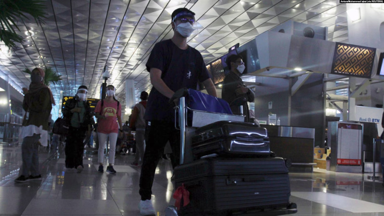 Penumpang di Bandara Soekarno-Hatta di tengah pandemi COVID-19, di Tangerang, 23 Desember 2020. (Foto: Antara/Muhammad Iqbal via Reuters)
