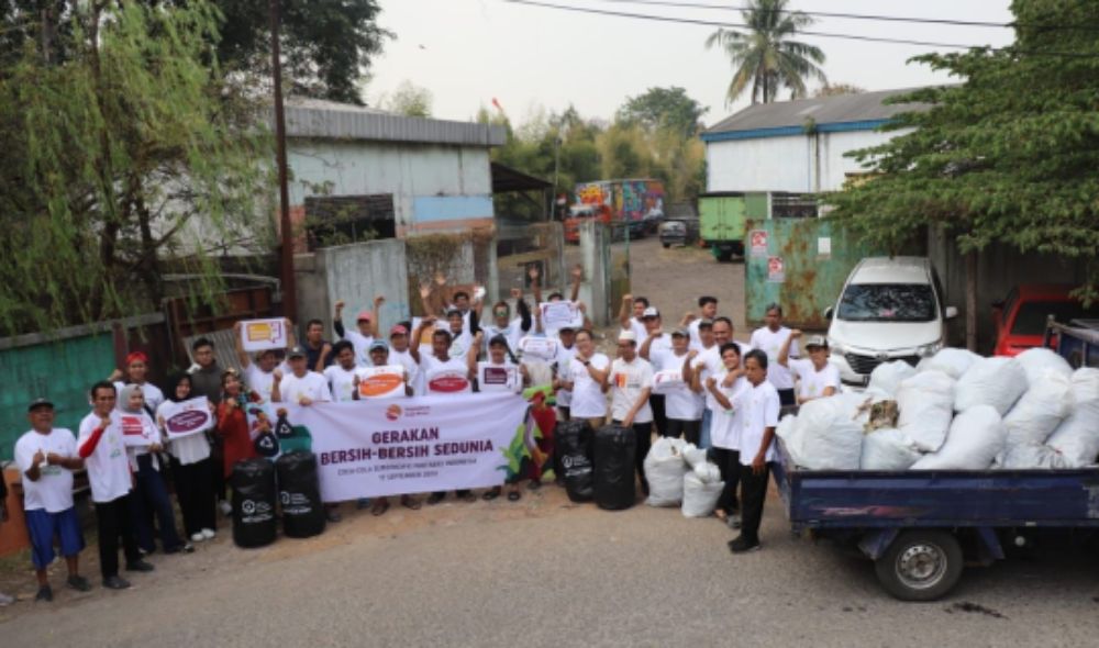Aksi Bersih-Bersih CCEP Indonesia Serentak di 10 Kota