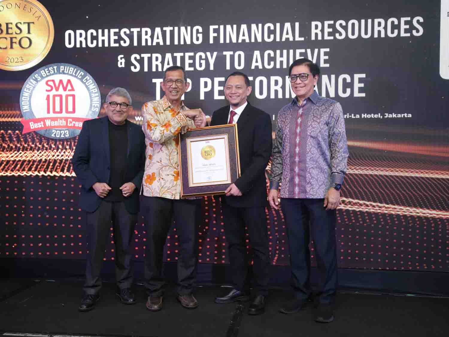 Direktur Keuangan & SDM PT Pertamina Trans Kontinental Sabet Penghargaan Indonesia Best CFO 2023 dari SWA