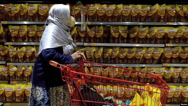 Seorang pelanggan berbelanja minyak goreng dari bahan kelapa sawit di sebuah supermarket di Jakarta, 27 Maret 2022. (REUTERS/Willy Kurniawan)