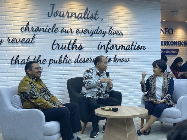 Menteri Komunikasi dan Informatika Budi Arie Setiadi (tengah) saat meresmikan pressroom Kominfo.  (foto Ubaidillah/SWA)