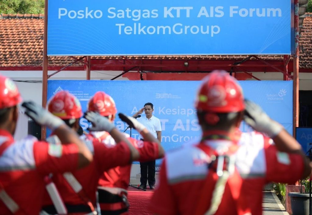 Ketua Satgas KTT AIS Forum 2023 TelkomGroup Syaifudin, memimpin apel kesiapan kerja yang diikuti oleh seluruh karyawan & teknisi yang bertugas dalam pengawalan infrastruktur, jaringan, dan layanan TelkomGroup selama kegiatan tersebut berlangsung, yakni pada 10-11 Oktober 2023, Nusa Dua Bali (6/10).