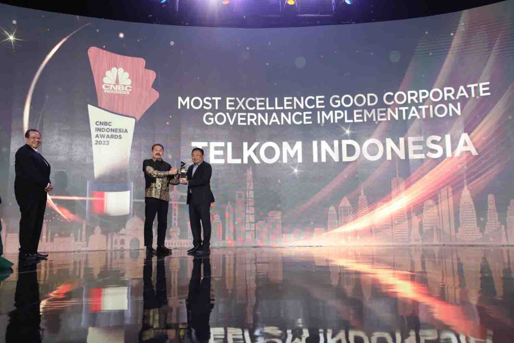 Jaksa Agung, ST Burhanuddin (tengah) menyerahkan award Most Excellence Good Corporate Governance Implementation kepada Telkom, yang diterima oleh Direktur Utama Telkom, Ririek Adriansyah (paling kanan) disaksikan Founder & Chairman CT Corp, Chairul Tanjung (paling kiri) pada ajang CNBC Indonesia Awards 2023 di Jakarta, Rabu (13/12).