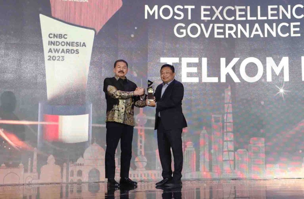 Jaksa Agung, ST Burhanuddin (kiri) menyerahkan award Most Excellence Good Corporate Governance Implementation kepada Telkom, yang diterima oleh Direktur Utama Telkom, Ririek Adriansyah (kanan) pada ajang CNBC Indonesia Awards 2023 di Jakarta, Rabu (13/12).