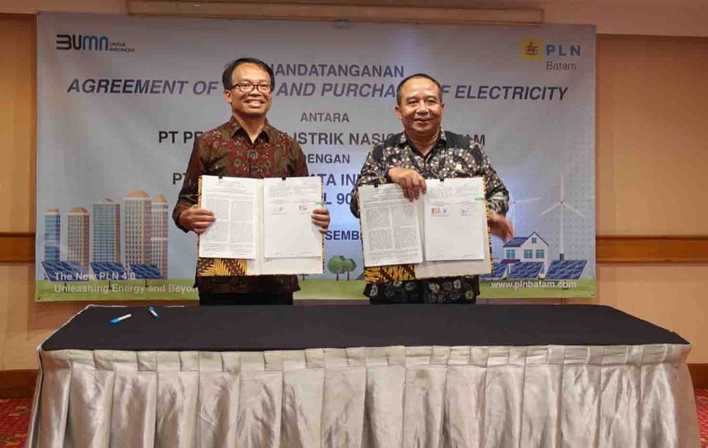 Direktur Utama NeutraDC Batam, Indrama YM Purba (kiri), bersama Direktur Utama PLN Batam, Muhammad Irwansyah Putra (kanan), melakukan penandatanganan kerja sama pengadaan pasokan energi listrik berkapasitas 90.000.000 Volt Ampere (VA) untuk Hyperscale Data Center (HDC) Batam, di Hotel Ambhara, Jakarta, Rabu, 27 Desember 2023. (Sumber foto: Dok. NeutraDC)